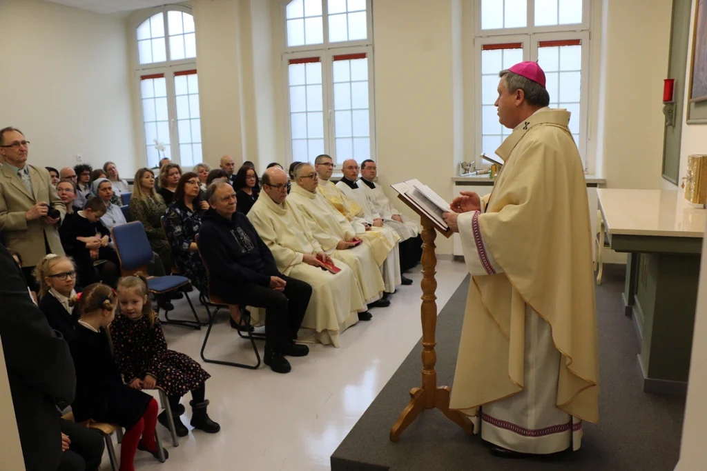 Błogosławieństwo kaplicy w&nbsp;Katolickim Zespole Szkolno-Przedszkolnym „Paulińska”